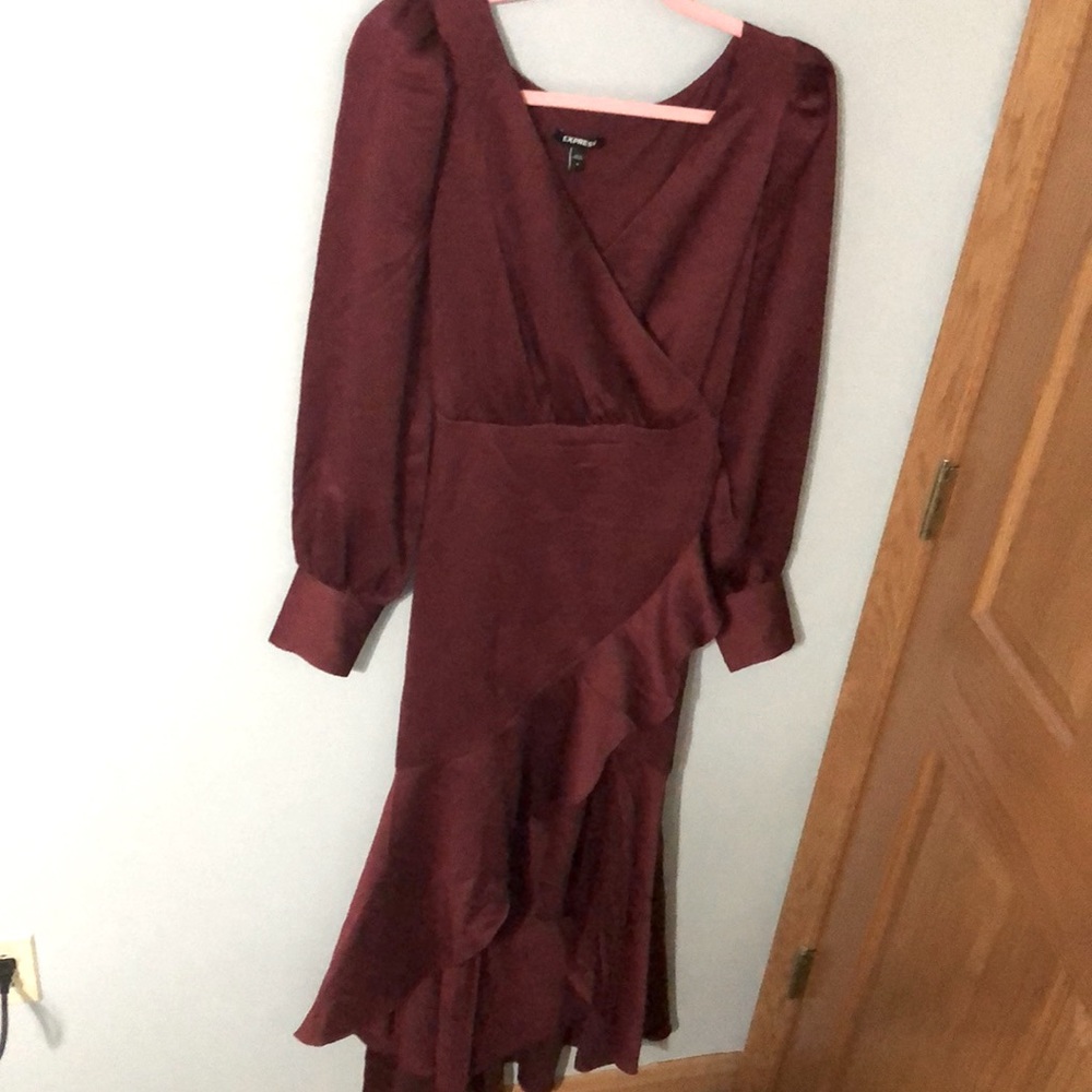 Size M express dress. Never worn burgundy/wine color